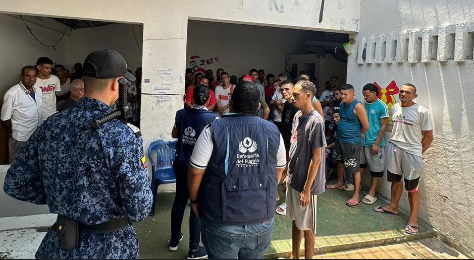 Imagen de policías dando los mínimos constitucionalmente