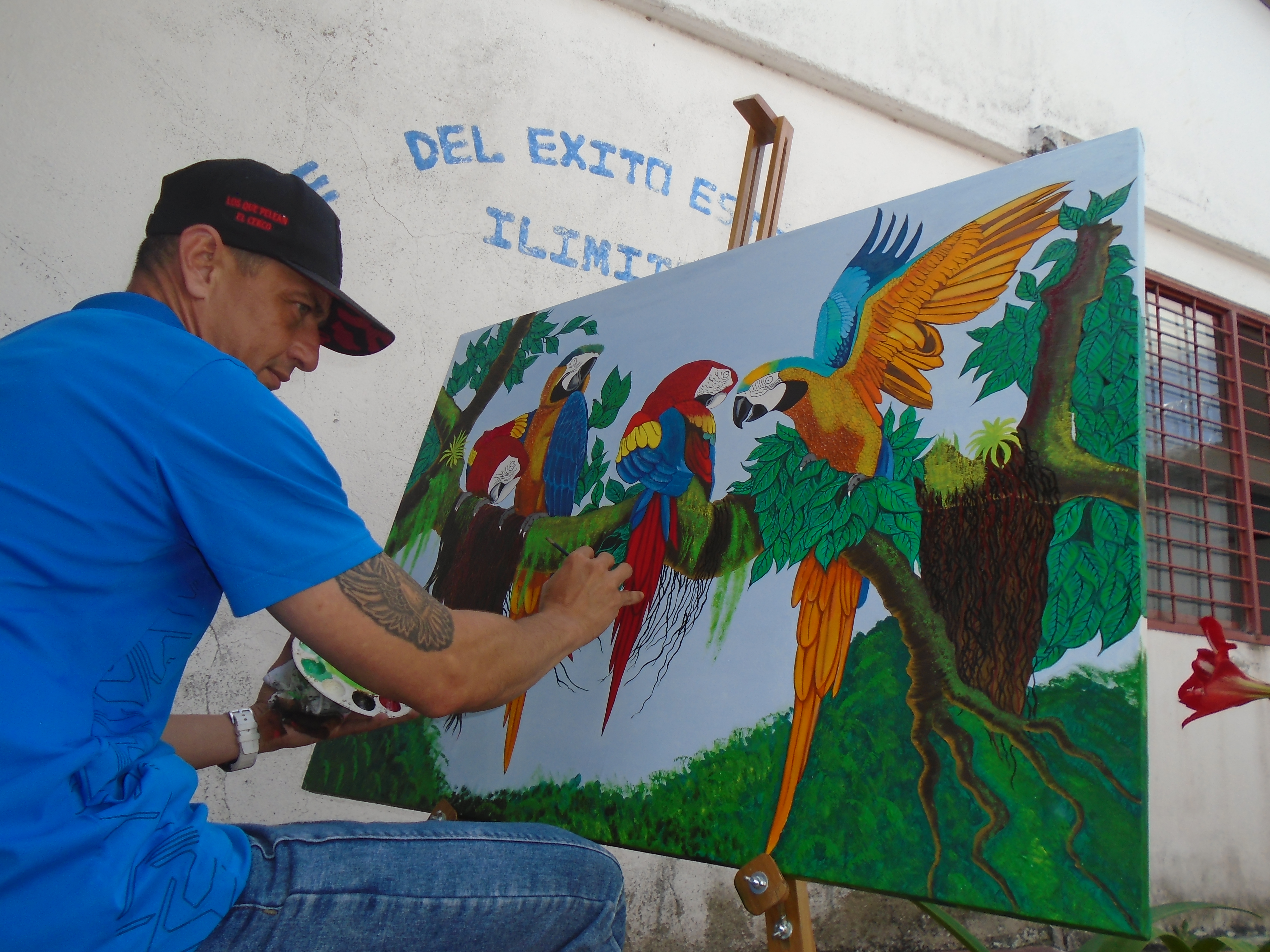 Imagen de prisionero pintando en un lienzo 