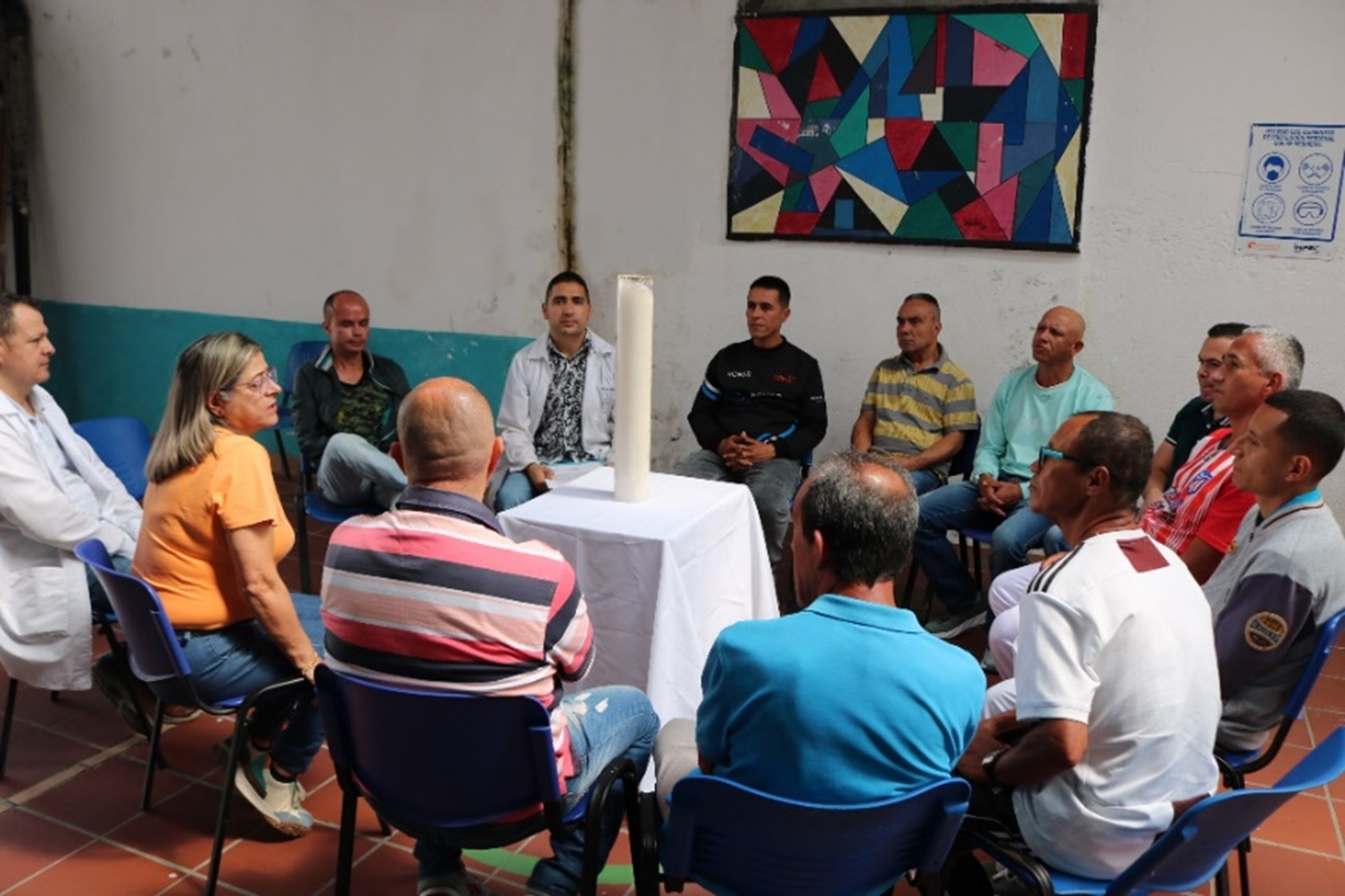 Imagen de reclusos en una clase de justicia restaurativa 