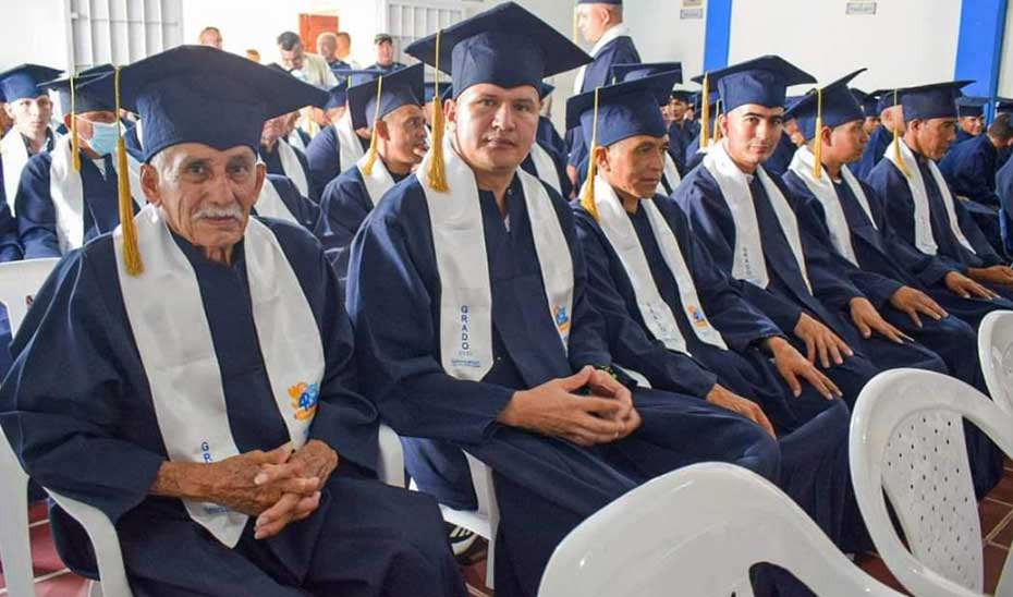 Imagen de privados de la libertad graduándose 