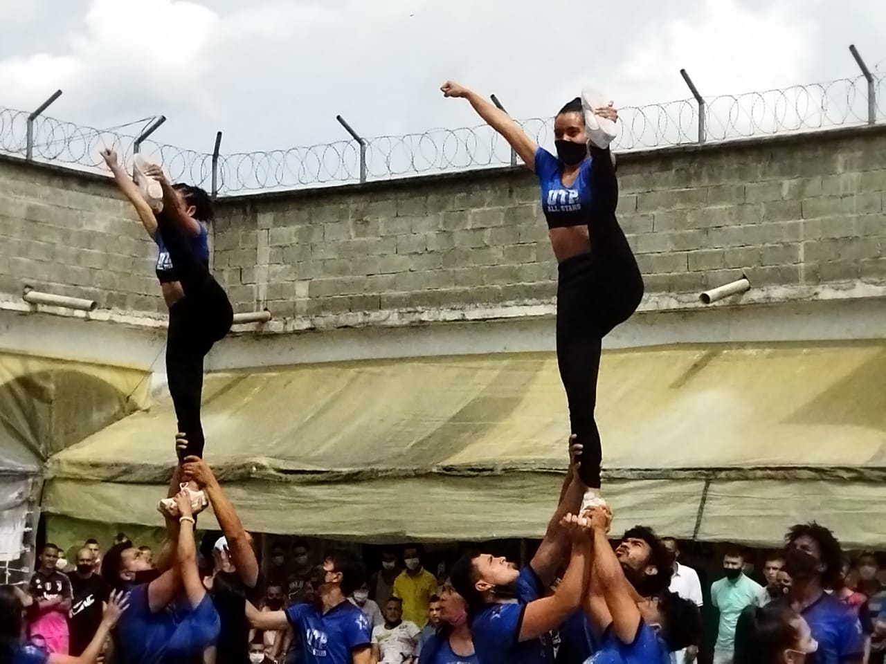 personas privadas de la libertad haciendo piruetas 