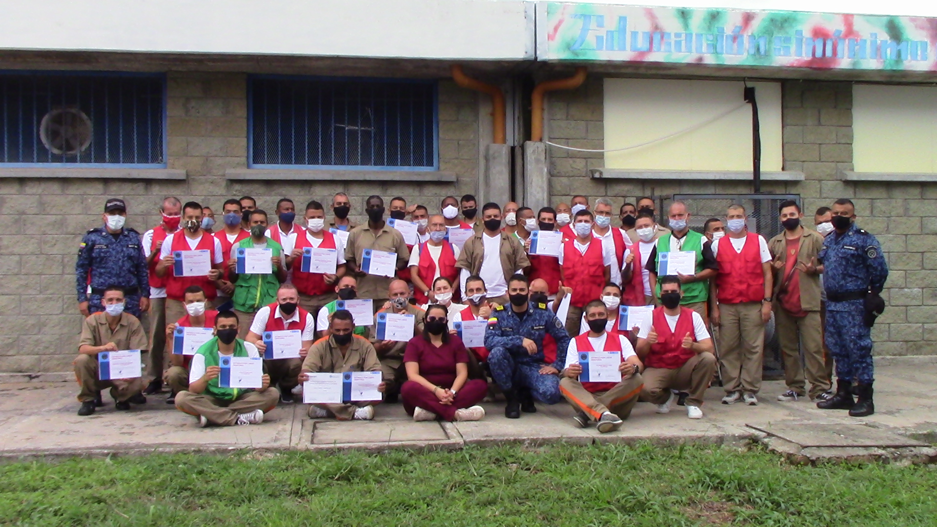 51 privados de la libertad recien graduados juntos posando para la foto