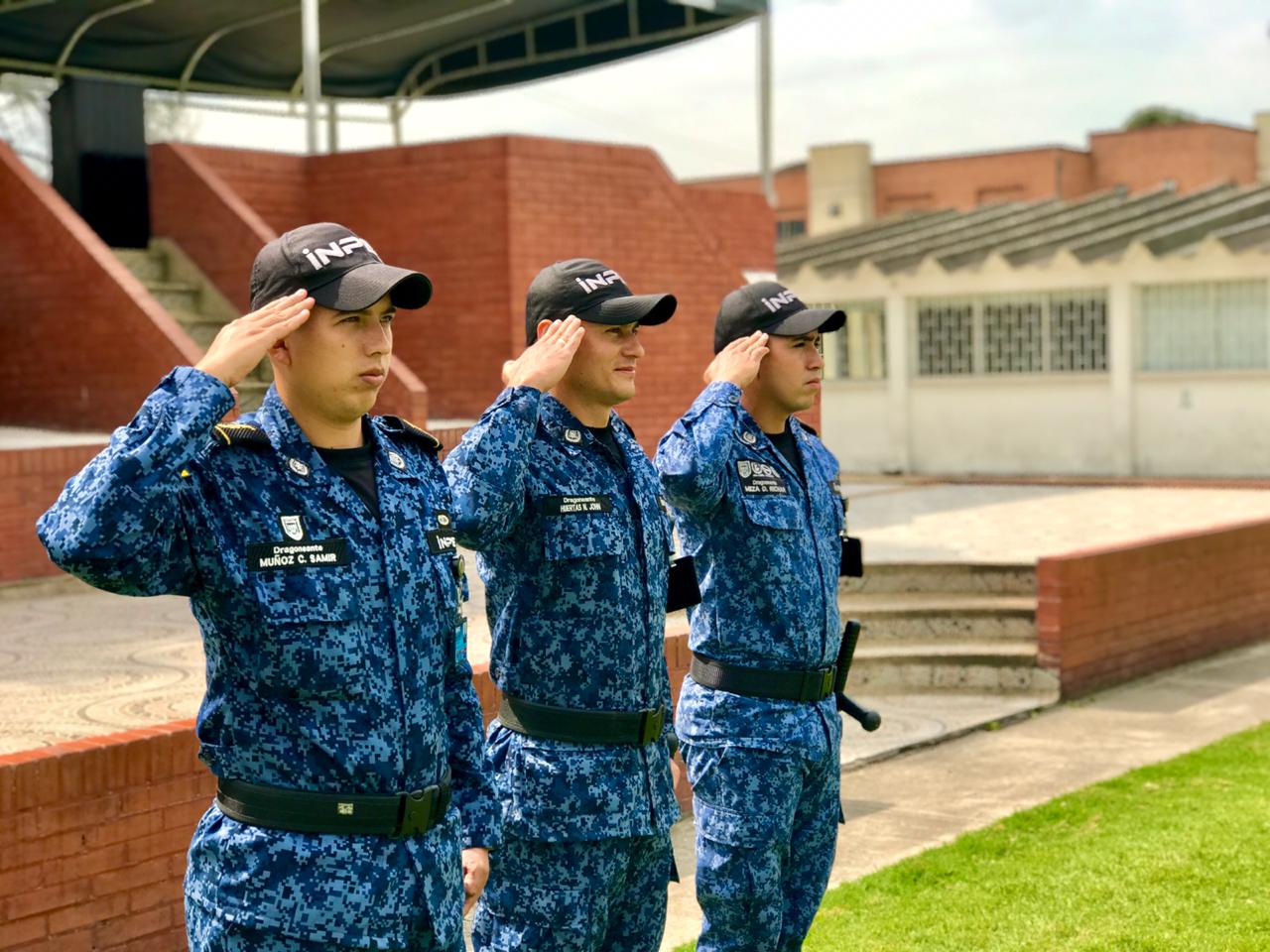 tres guardias en posición firme 