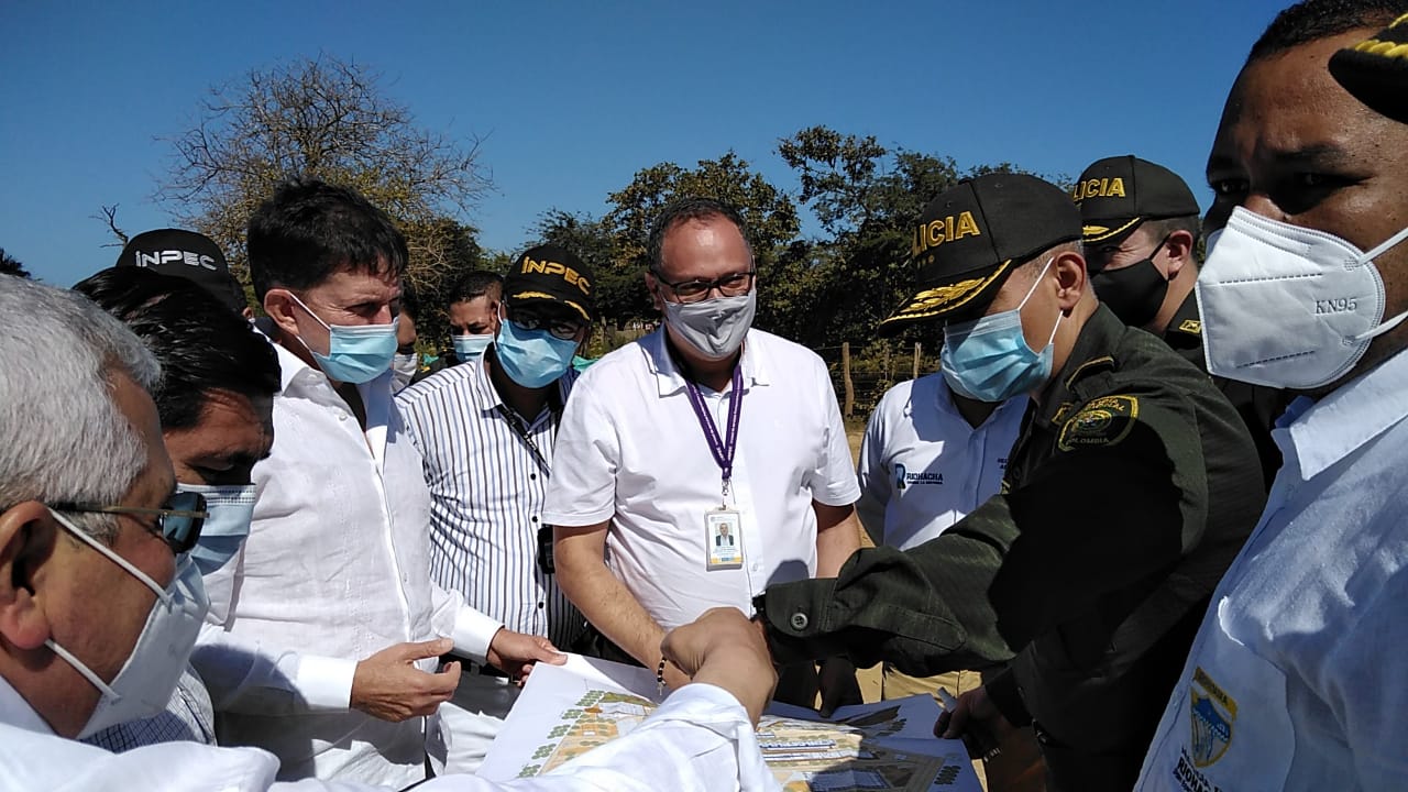 Director General del INPEC reunido con policias estrechando la mano 