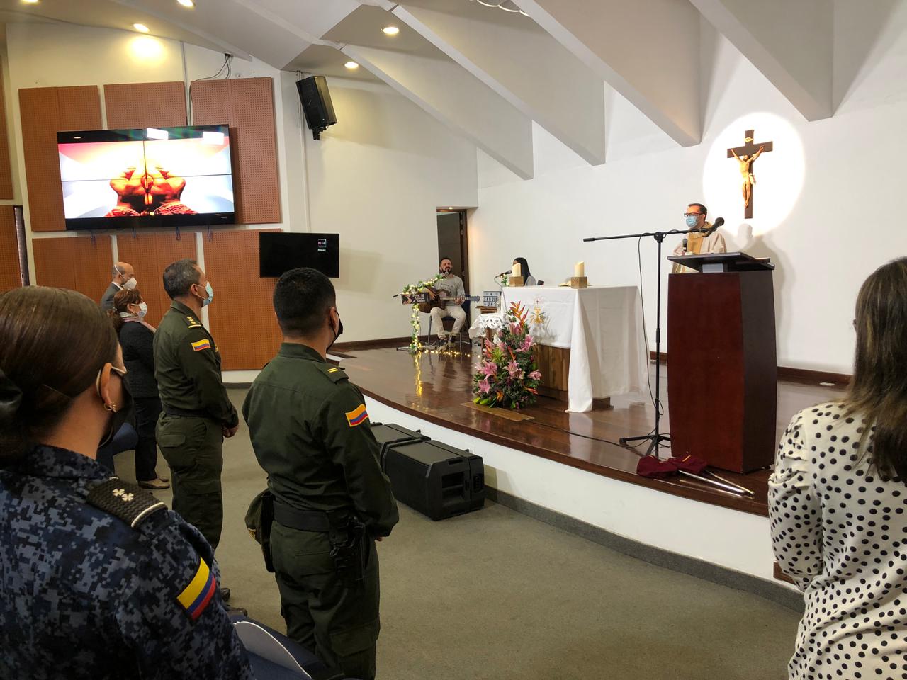 guardias y policias reunidos en una misa 