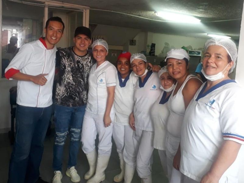 Imagen Cocineras con Cantante 