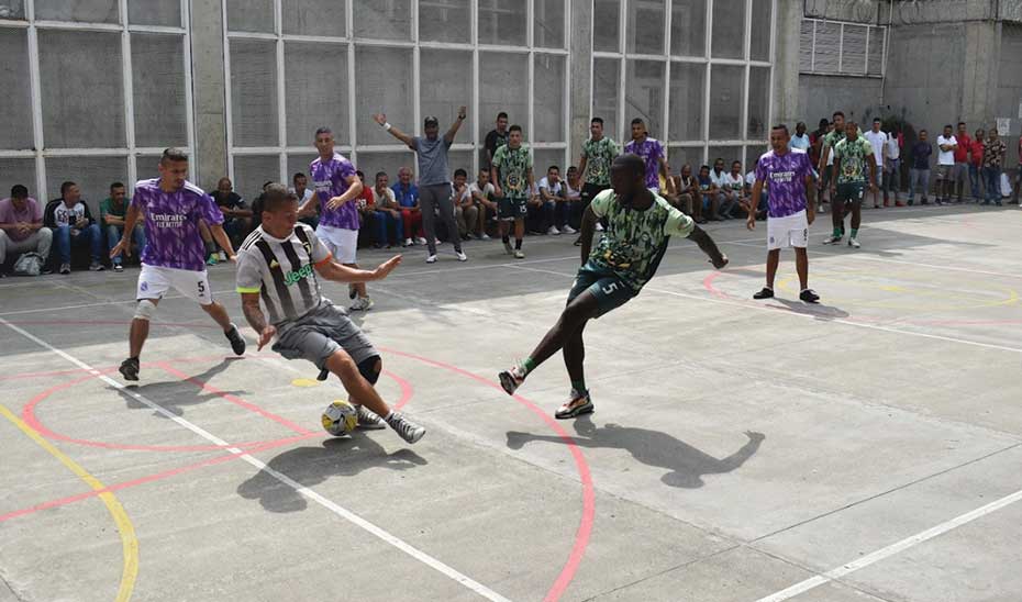 Imagen de reclusos jugando futbol