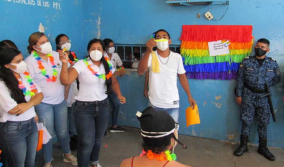 mujeres privadas de la lobertad en una clase