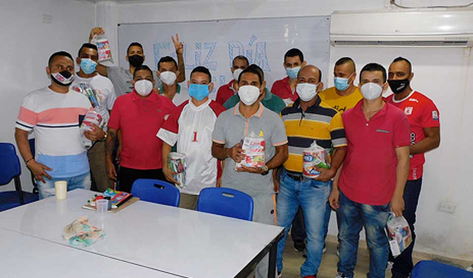 personas privadas de la lobertada celebrando Día del Padre en Barrancabermeja