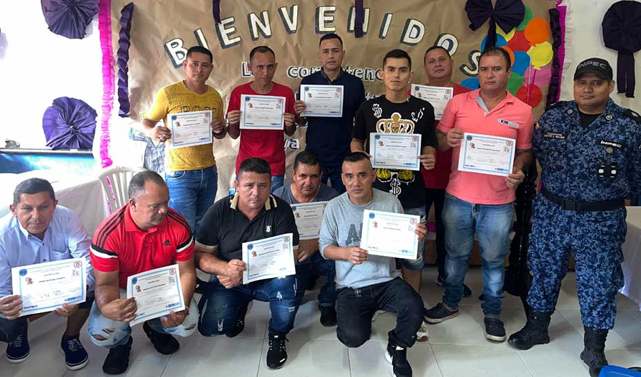 Imagen de privados de la libertad con diplomas