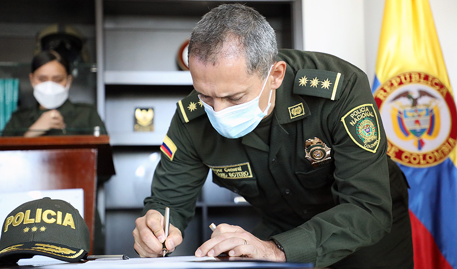 Mayor General Mariano de la Cruz Botero Coy firmando un documento 