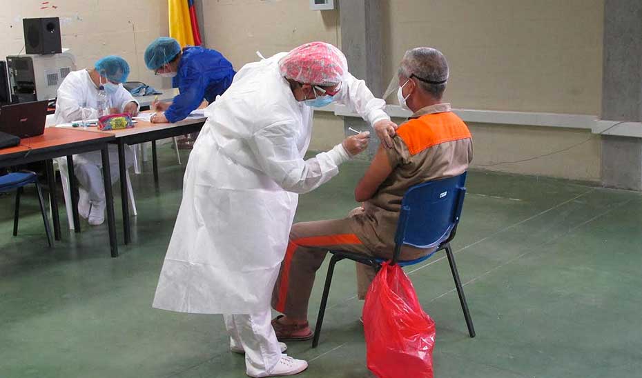 doctor vacunando a persona privada de la libertad 