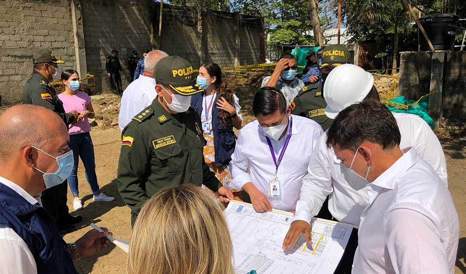 Director General del INPEC reunido con más personas viendo un plano 