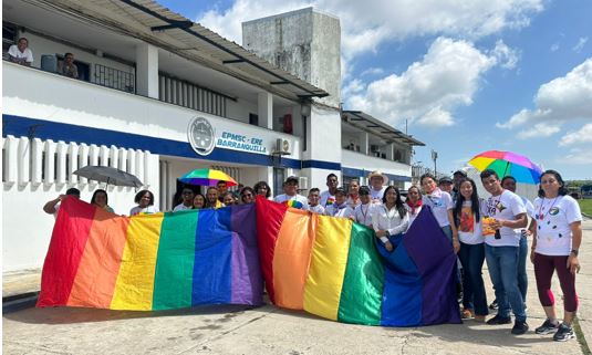 Imagen de gente sosteniendo bandera LGBTIQ+