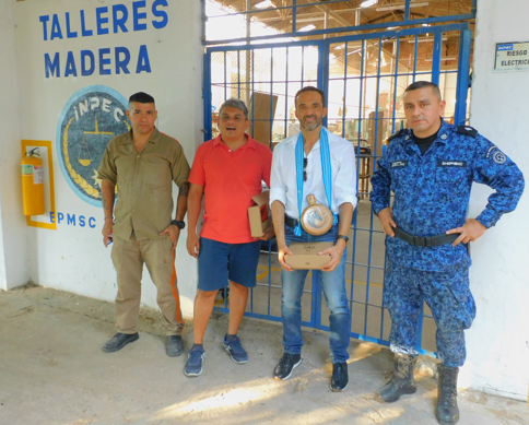 Imagen de reclusos en un taller de madera