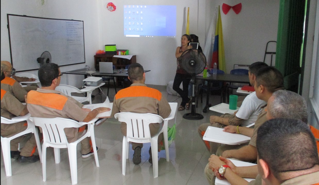 Imagen de la capacitación por parte del grupo de investigación en Ergonomía