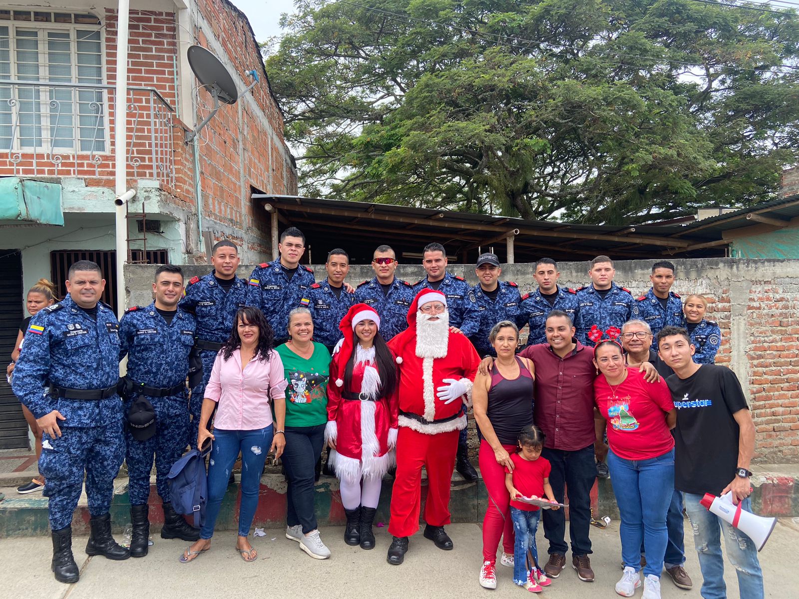 Imagen de la policía celebrando la navidad