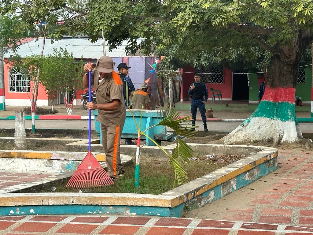 Imagen de recluso barriendo en un parque